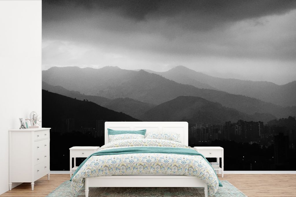MuchoWow Fototapete für Wohnzimmer oder Schlafzimmer Wandtapete Vinyl Motivtapete Schwarz-Weiß-Foto der Berge rund um Medellín in Kolumbien - ...