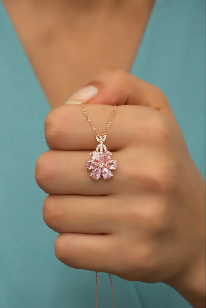 Collier lotus argent et zircon rose : le cadeau idéal pour femme zen