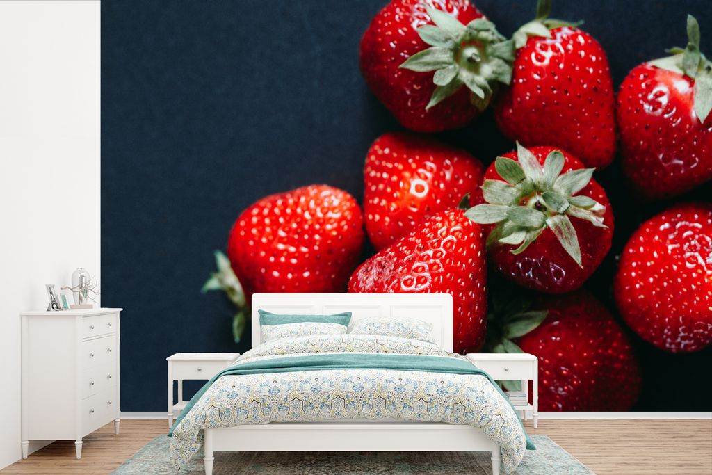 MuchoWow Fototapete für Wohnzimmer oder Schlafzimmer Wandtapete Vinyl Motivtapete Obst - Erdbeere - Schwarz - 450x300 cm - Gemusterte