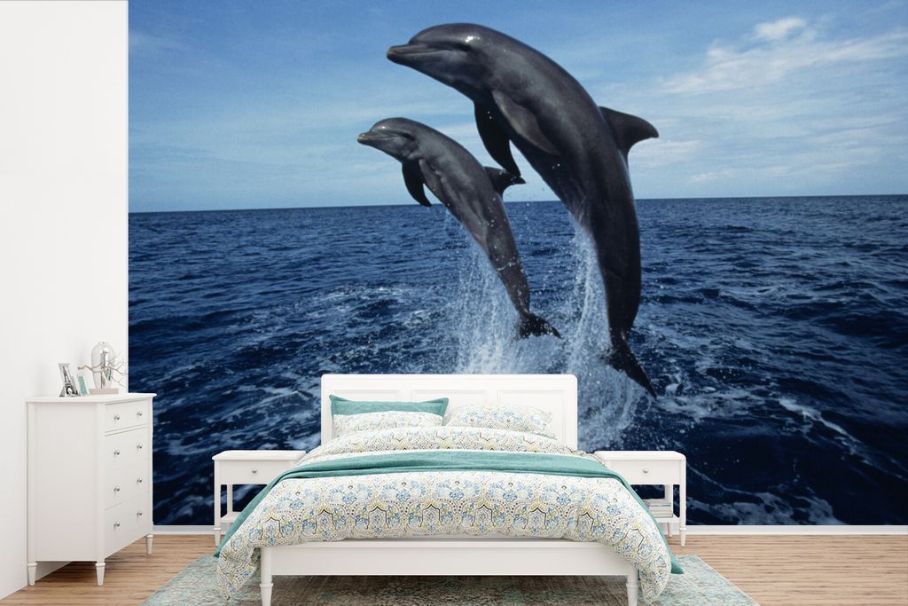 MuchoWow Fototapete für Wohnzimmer oder Schlafzimmer Wandtapete Vinyl Motivtapete Dunkle Große Tümmler über dem Wasser - 450x300 cm - Gemusterte