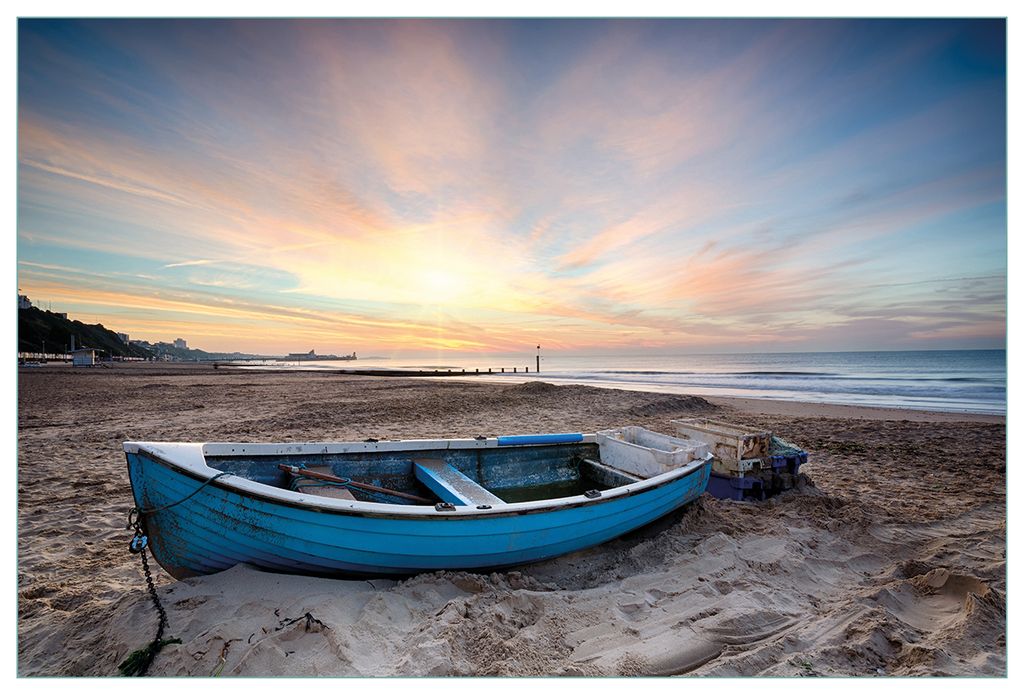 Wallario Küchenrückwand aus Glas, Größe: 90 x 60 cm, Motiv: Fischerboot am Strand bei Sonnenuntergang | Spritzschutz | abwischbar | pflegeleich...