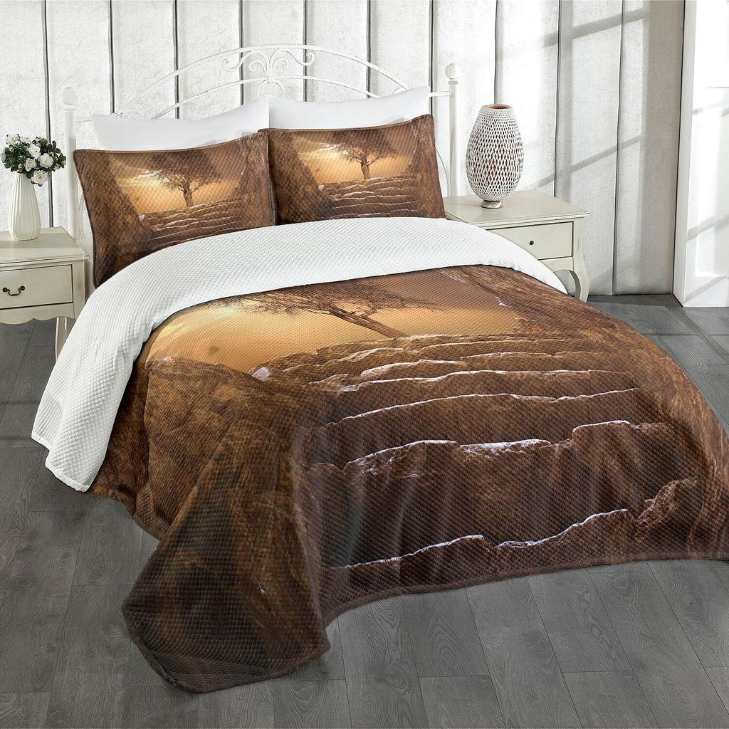 ABAKUHAUS Baum Tagesdecke Set, Ein Baum Am Eingang Mit Steintreppe Sun Rays Bewölktem Himmel Winterlandschaft Ansicht, 220 x 220 cm, Braun