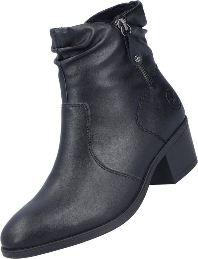 Auf dem Bild ist ein schwarzer Stiefel zu sehen der von der Seite betrachtet wird. Der Stiefel hat eine modische Form und eine grobe Sohle die ihm Stabilität verleiht.
