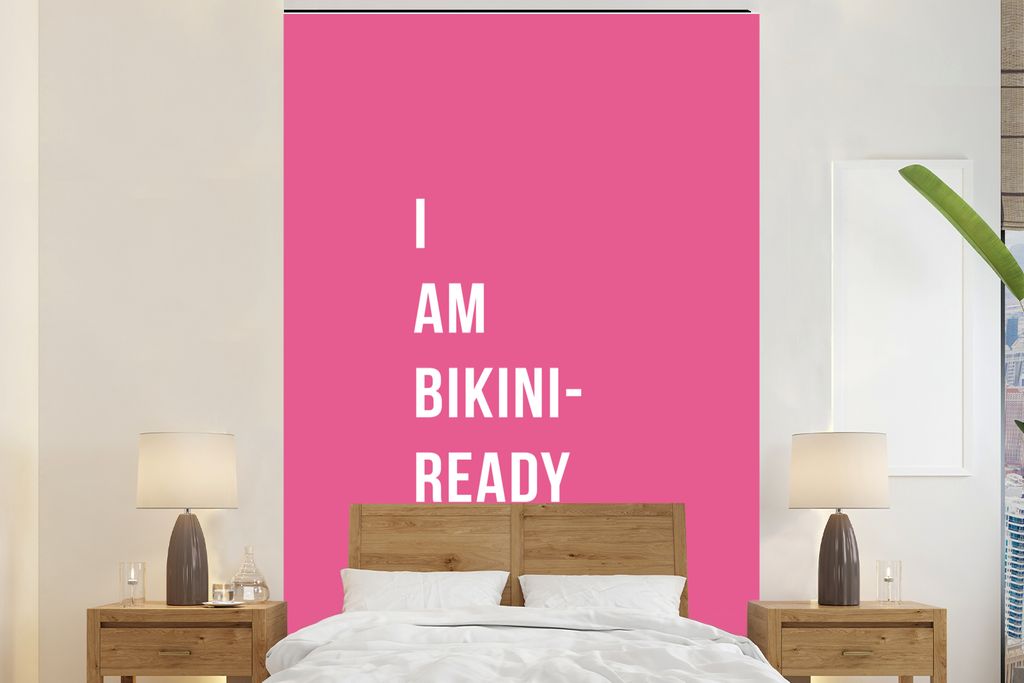 MuchoWow Fototapete für Wohnzimmer oder Schlafzimmer Wandtapete Vinyl Motivtapete Pink - Zitat - Ich bin bereit für den Bikini - 195x300 cm - D...
