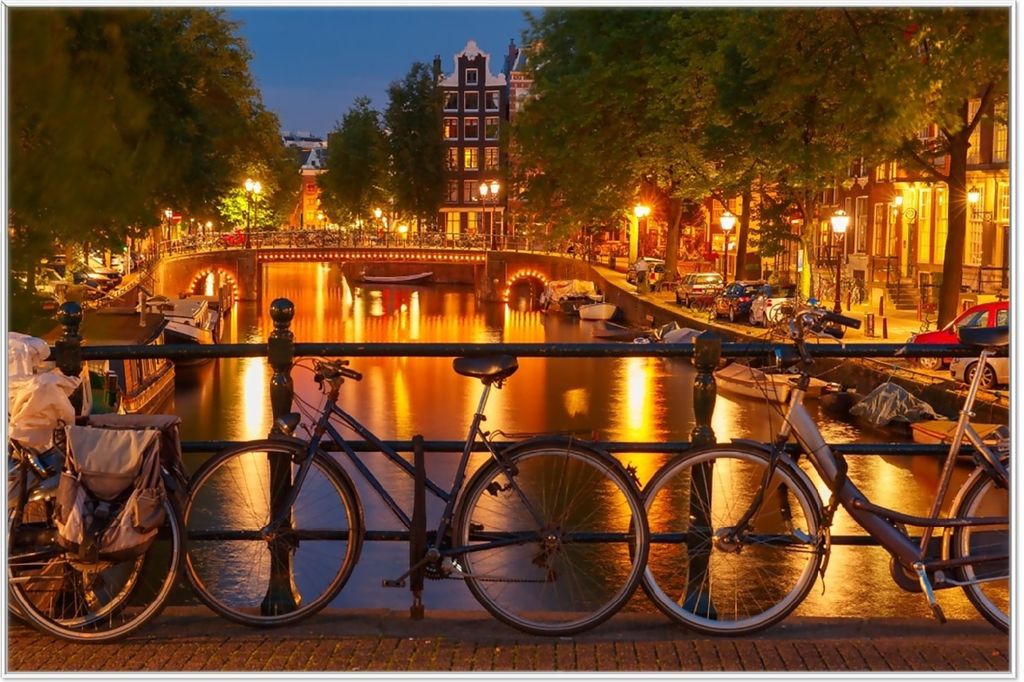 Wallario Wandbild Amsterdam bei Nacht - Brücken und Fahrräder, Größe: 61 x 91,50 cm, Poster mit weißem Aluminiumrahmen
