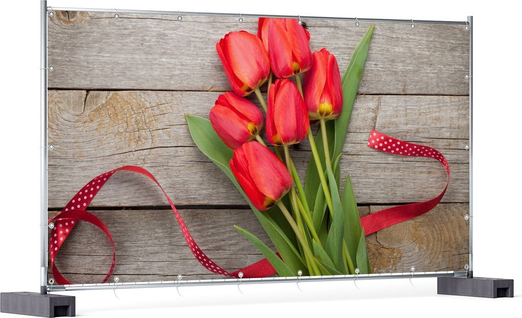 Wallario XXL Outdoor-Poster für Garten oder Balkon, Motiv Rote Tulpen auf einem alten Holztisch, in ca. 340 x 173 cm