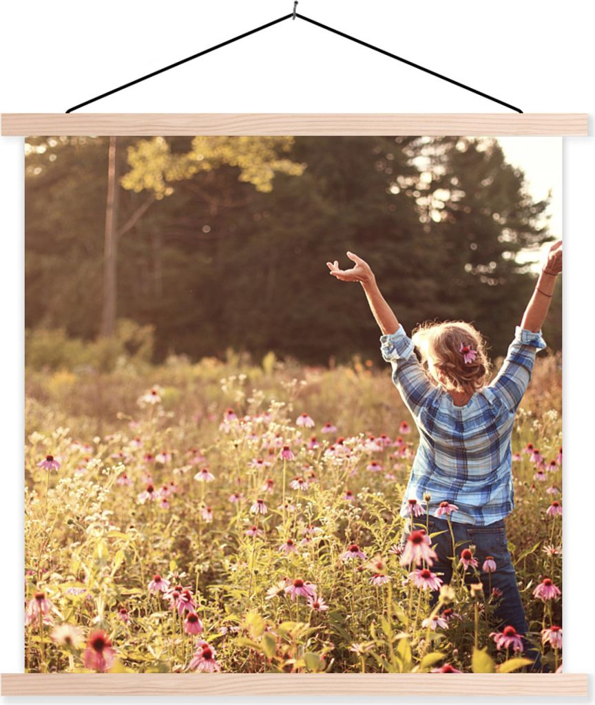 MuchoWow Textilposter Frau - Blumen - Frühling 40x40 cm mit holzfarbenen Rahmen - Posterleiste