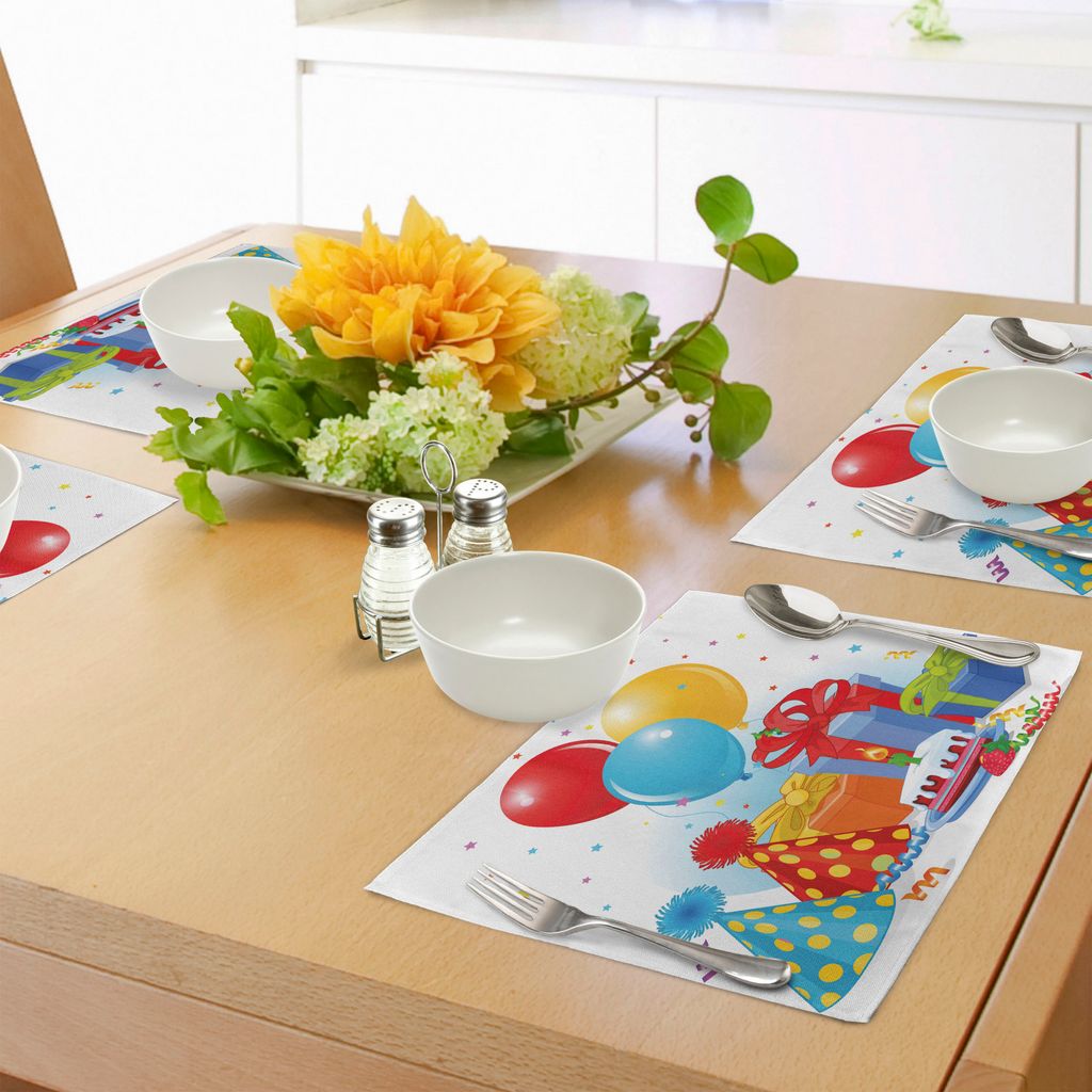 ABAKUHAUS Geburtstag Platzmatten, Multicolor Slice Erdbeer Pie Party-Set mit Hüten Ballons Presents Stars, Tiscjdeco aus Farbfesten Stoff für das...