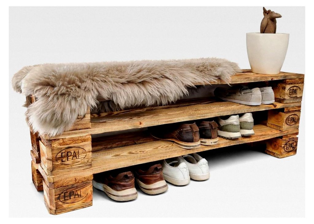 Garderobe mit Sitzbank und Schuhregal