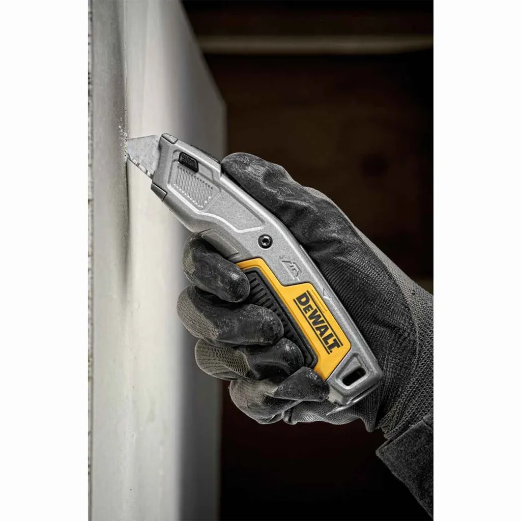 Cutter universel rétractable DEWALT pour découpe précise de matériaux - 3