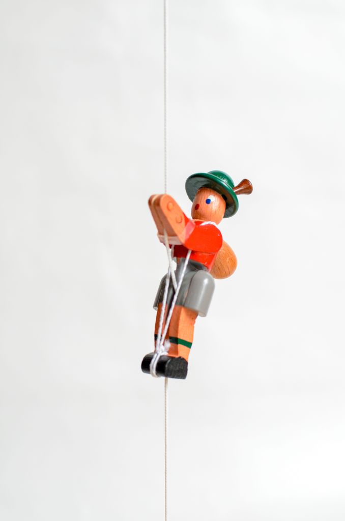 Holzspielzeug Kletterfigur Bergsteiger rot Höhe=6,5 (Kletterseil ca 45 cm)cm NEU