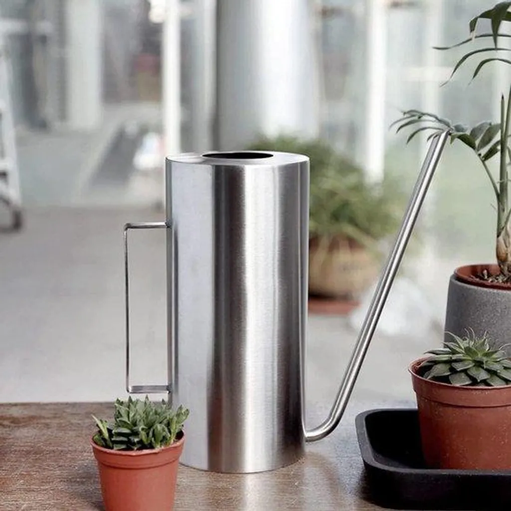 Arroseur de jardin en métal 1,5L : fini le gaspillage d'eau au sol