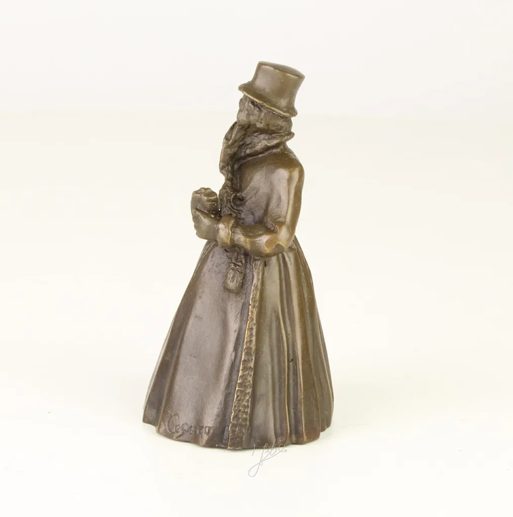 Sonnette de table décorative statue Gentleman en bronze massif brossé