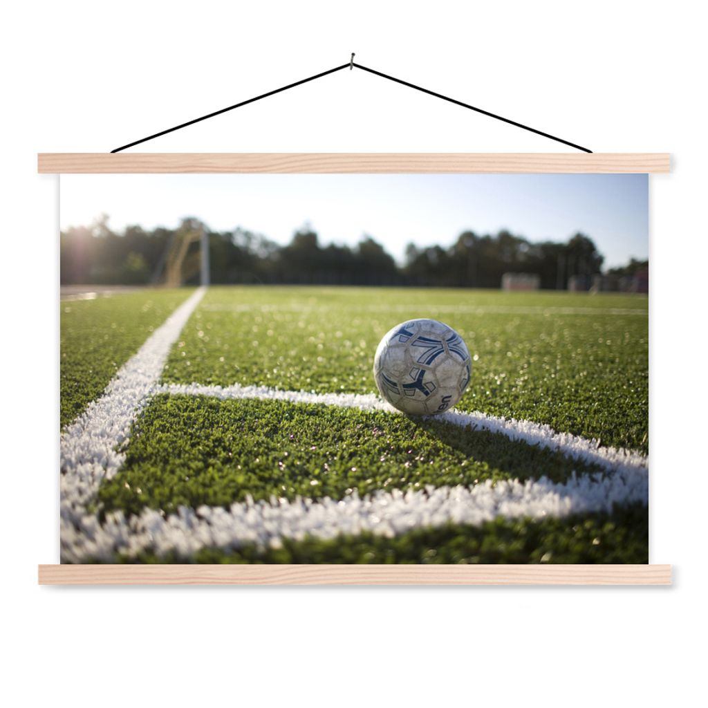 MuchoWow Textilposter Der Ball ist auf der Eckstoßlinie 120x80 cm mit holzfarbenen Rahmen - Aufhängeset