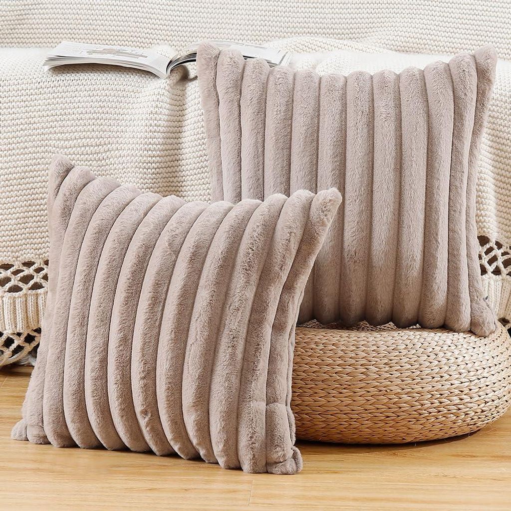 Set mit 2 dekorativen Kissenbezügen aus Kunstfell, weich und flauschig mit Streifenmuster für Sofa und Schlafzimmer, taupefarbener Bezug, 55 x 55 cm