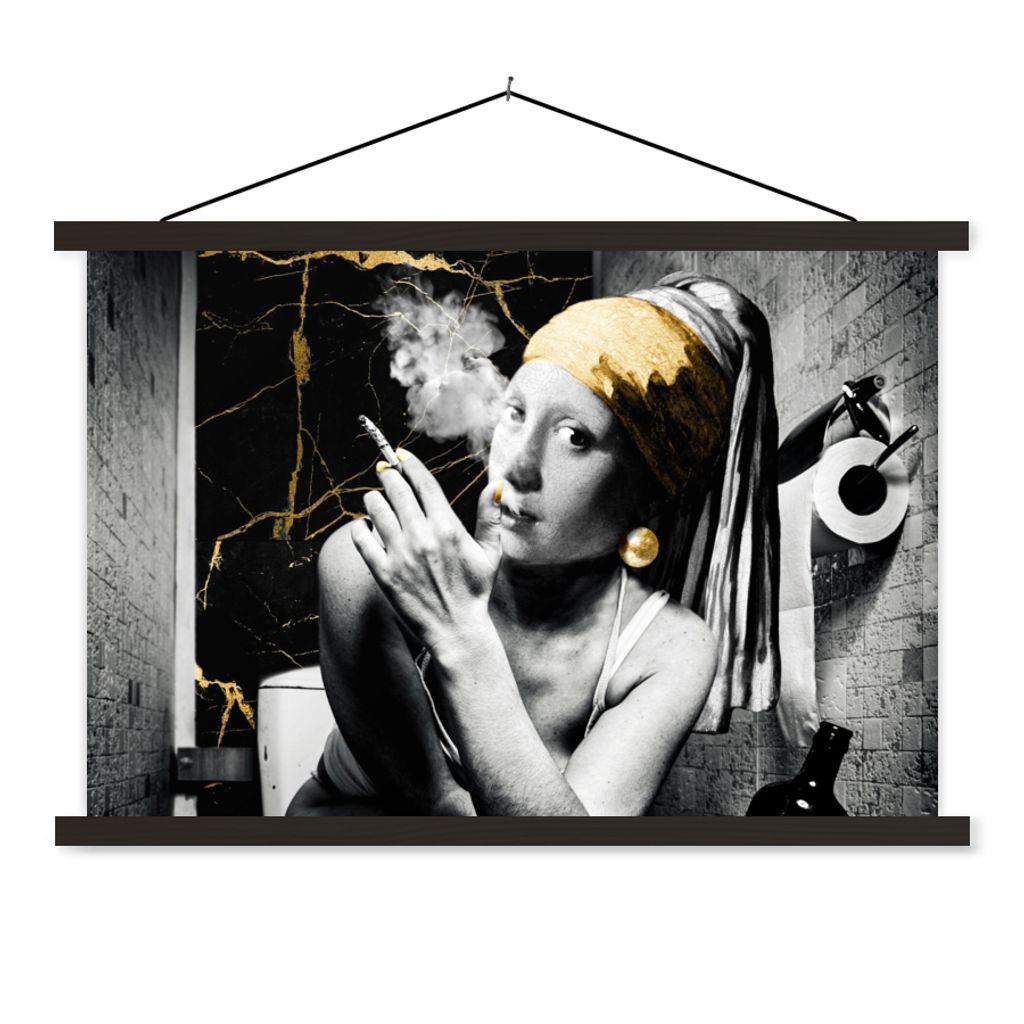 MuchoWow Textilposter Marmoroptik - Mädchen mit Perlenohrring - Zigaretten - Toilette - Gold - Kunst - Alte Meister 120x80 cm mit schwarzem Rahm...