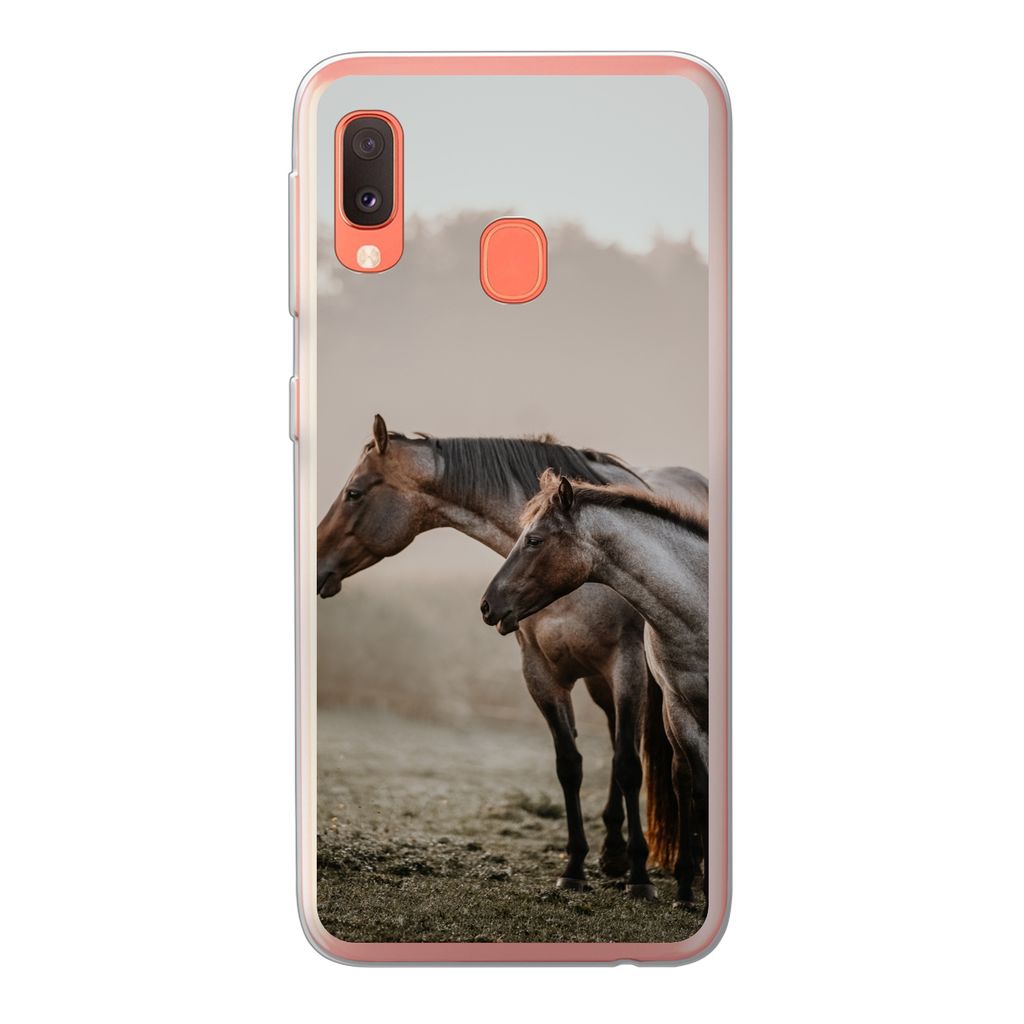 MuchoWow Handyhülle Schutzhülle Hülle für Samsung Galaxy A20e Pferde - Nebel - Wiese Silikon Softcase Handy Hülle - Abdeckung