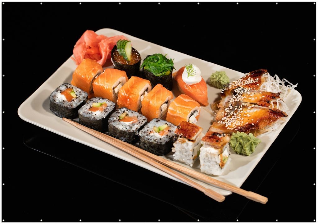 Wallario XXL Outdoor-Poster für Garten oder Balkon, Motiv Sushi-Menü mit Inside-Out Sushi, Nigiri und Wasabi, in ca. 400 x 280 cm
