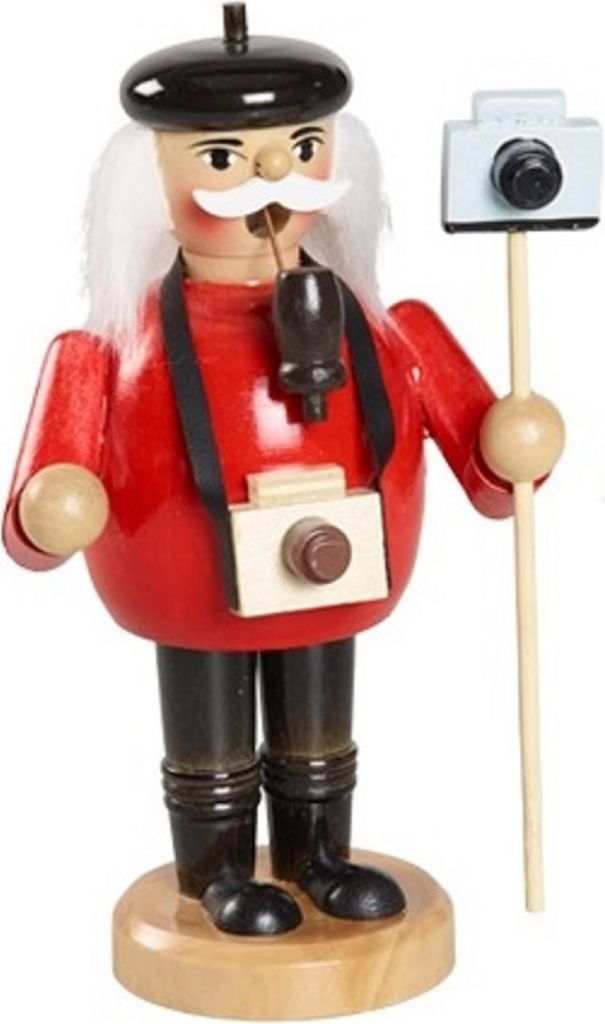 Räuchermännchen Fotograf mit einer Baskenmütze, einer roten Jacke und dem Kameragurt um seinen Hals.