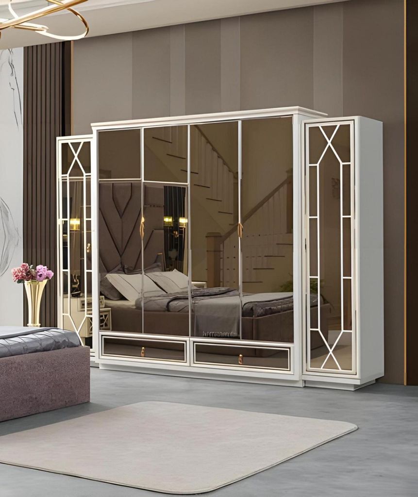 Stilvoller Kleiderschrank mit goldfarbenen Elementen und Spiegeln