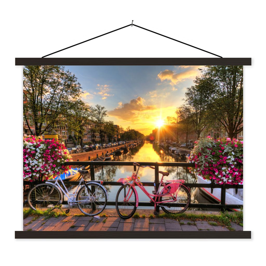 MuchoWow Textilposter Amsterdam - Blumen - Brücke - Fahrrad - Sonnenuntergang 120x90 cm mit schwarzem Rahmen - Aufhänger für Poster