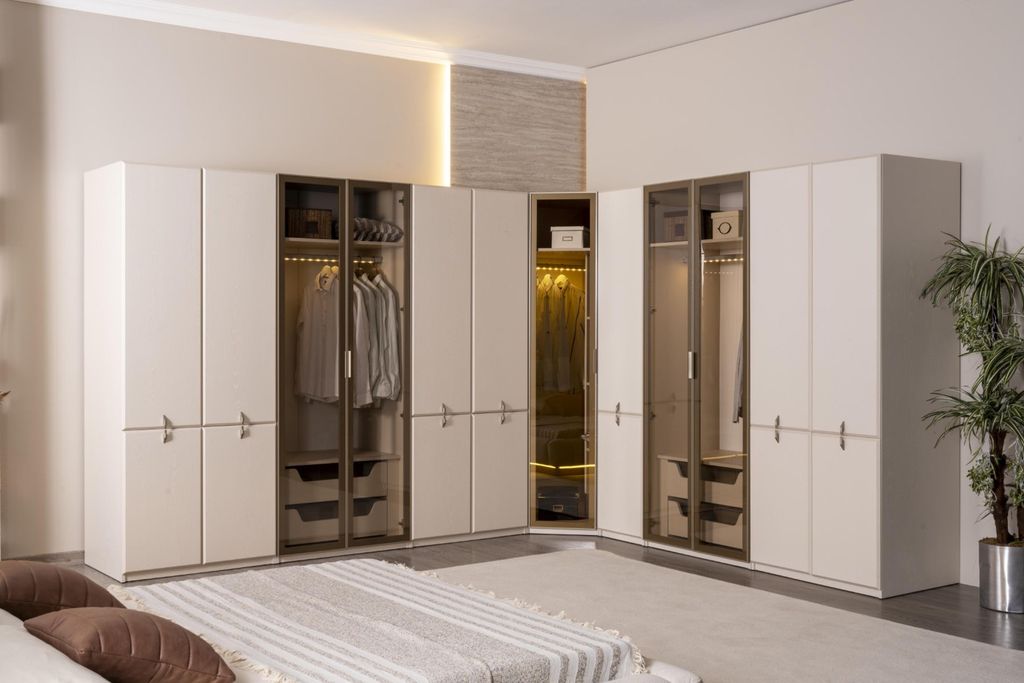 Der geräumige Schrank fügt sich ideal in die Einrichtung ein.