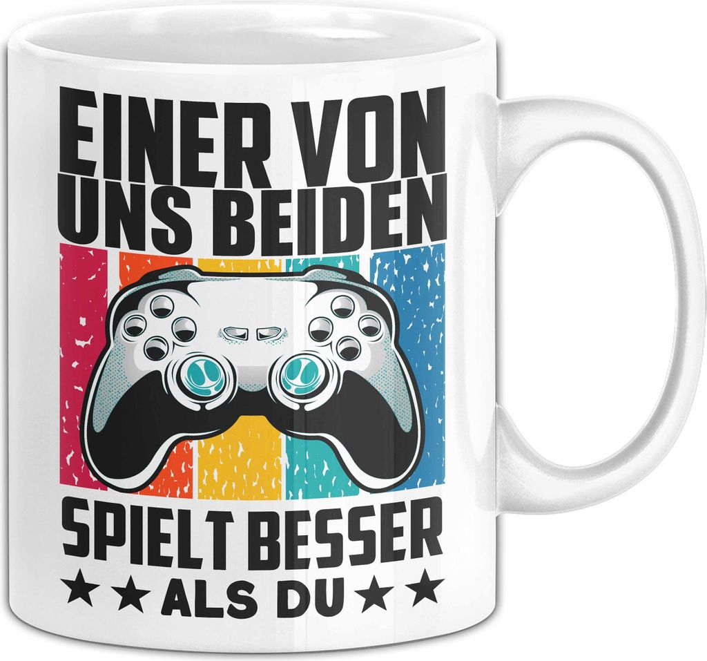 Gamer Tasse Geschenk Spruch Für Zocker Einer Von Uns Beiden Spielt Besser Als Du Becher (Weiß)