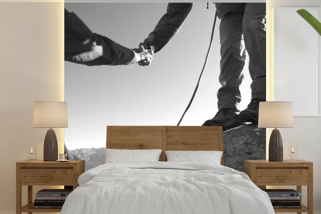 MuchoWow Fototapete für Wohnzimmer oder Schlafzimmer Wandtapete Vinyl Motivtapete Bergsteiger helfen sich gegenseitig - schwarz und weiß - 240x...