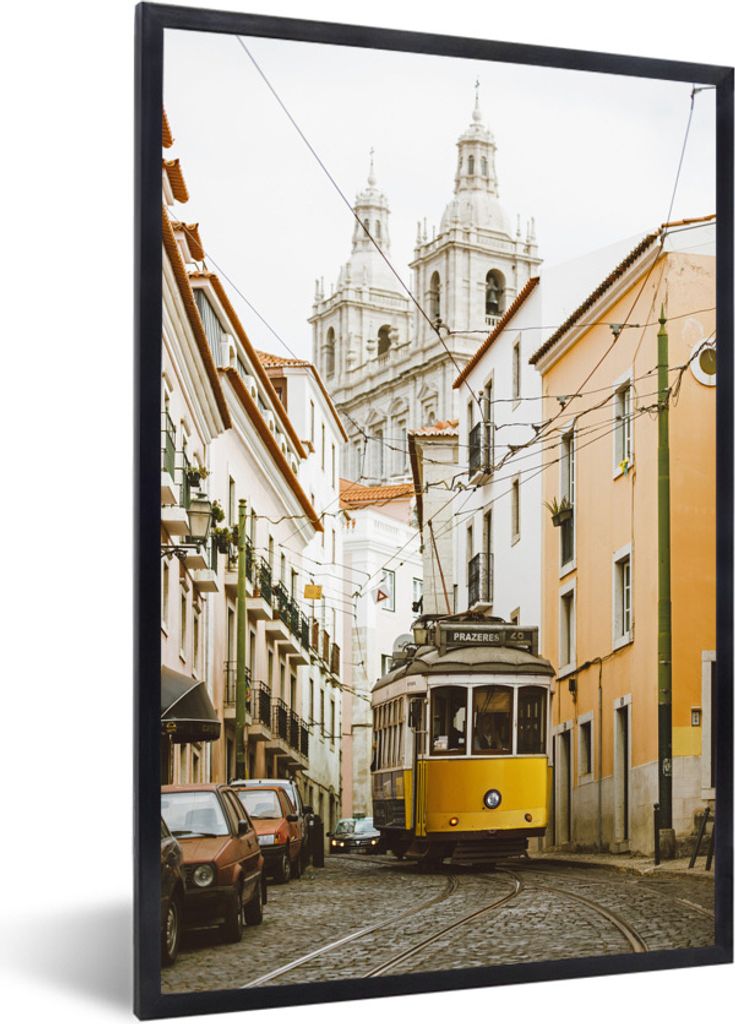 MuchoWow Gerahmtes Poster Die berühmte gelbe Straßenbahn fährt durch Lissabon 40x60 cm - Poster mit Schwarzem Bilderrahmen Wandposter Rahmen F...