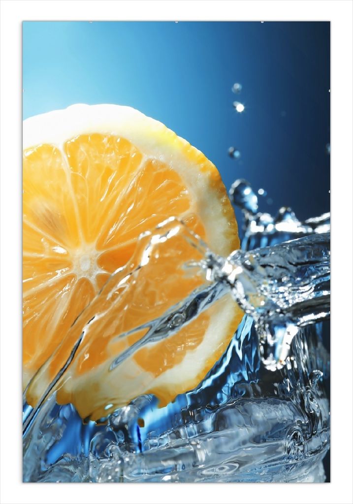 Wallario Wandbild Orange in spritzigem Wasser vor blauem Hintergrund, Größe: 61 x 91,5 cm, Poster mit rahmenlosen Bildhalter