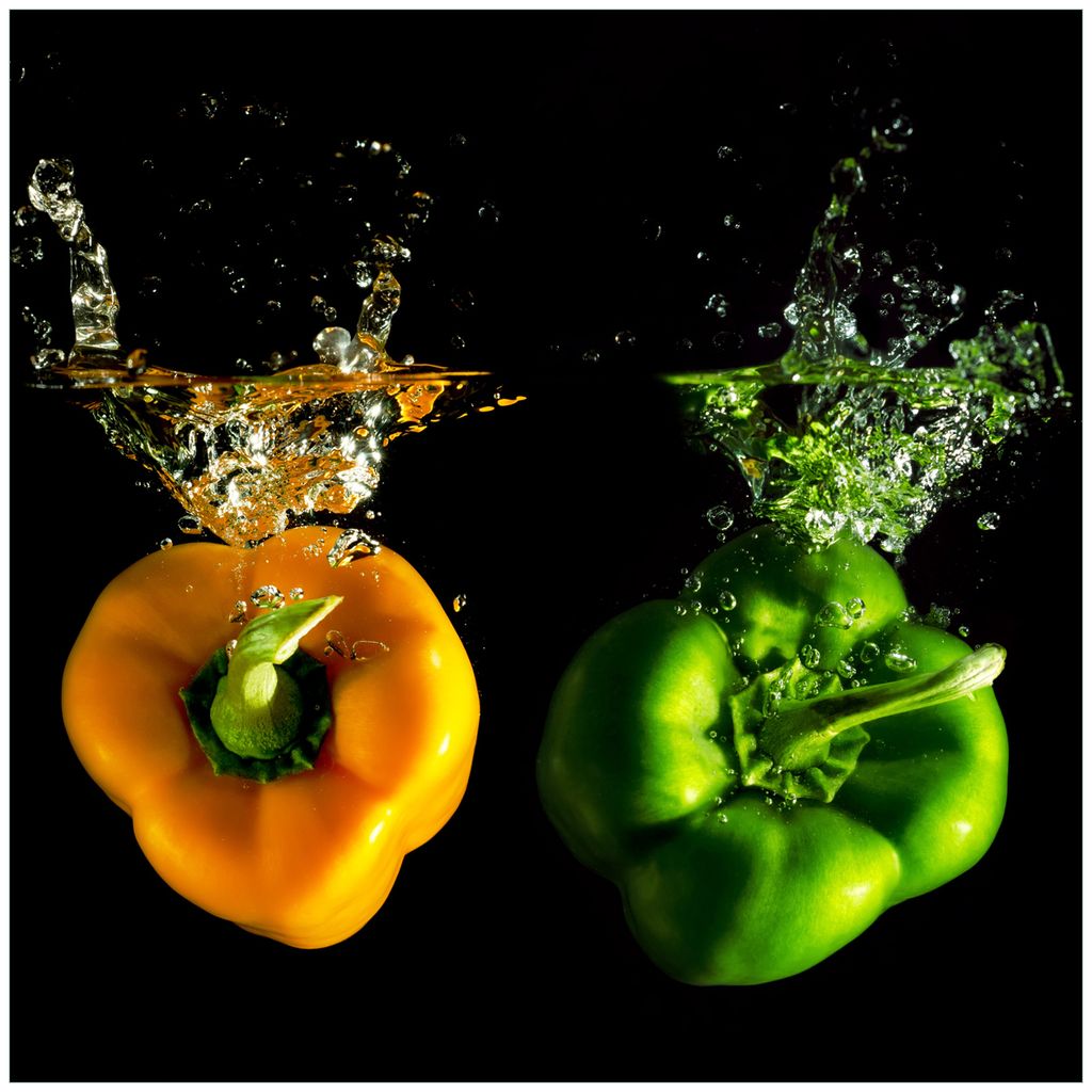 Wallario Möbeldesign / Aufkleber, geeignet für Ikea Lack Tisch - Bunte Küche Paprika in orange und grün im Wasser in 55 x 55 cm