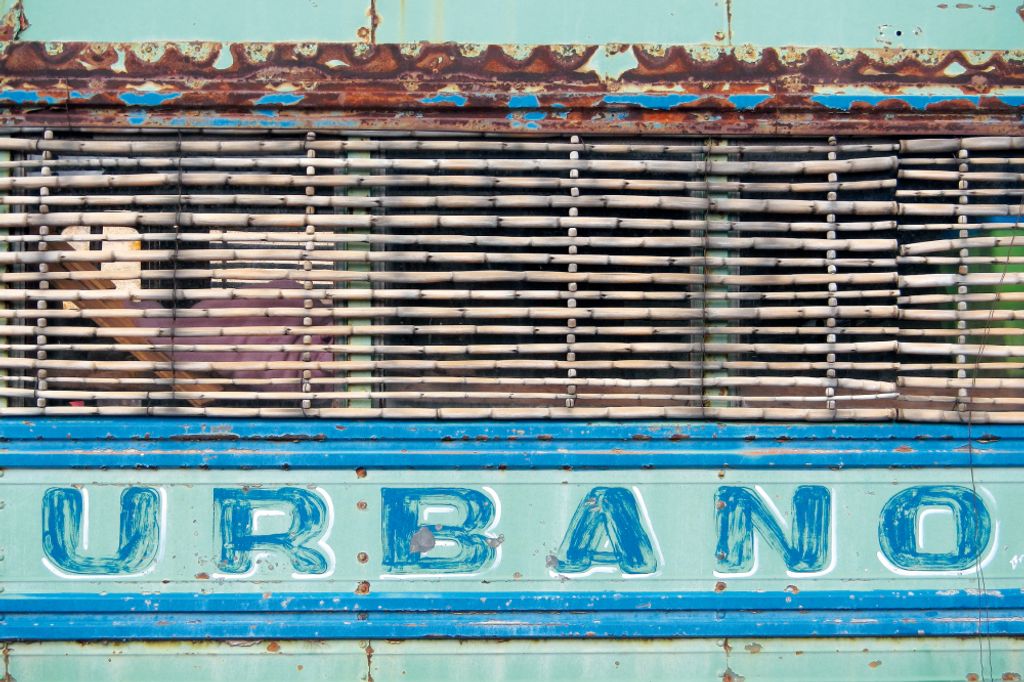 Oldtimer Kunstdruck Bild - Urbano, Kubanischer Bus (80 x 120 cm)