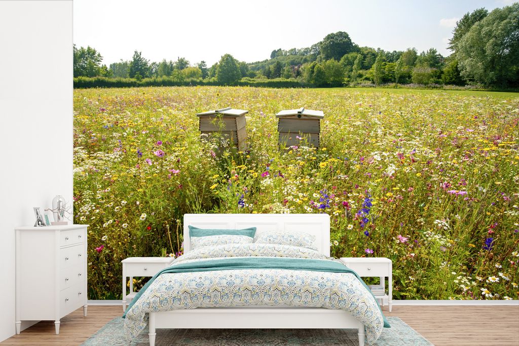 MuchoWow Fototapete für Wohnzimmer oder Schlafzimmer Wandtapete Vinyl Motivtapete Bienenstock im Blumenfeld - 450x300 cm - Gemusterte