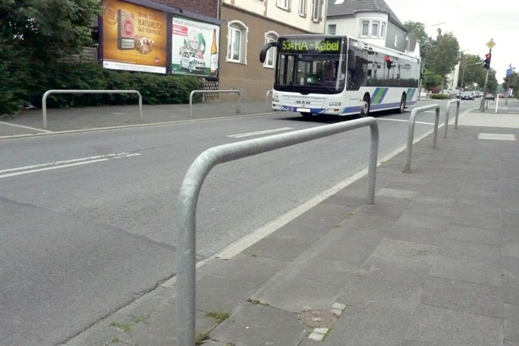 Abweisebügel aus Stahlrundrohr Ø 76 mm, Höhe 1000 mm, ohne Querholm, zum Einbetonieren, mit Lackierung, 2500 mm breit