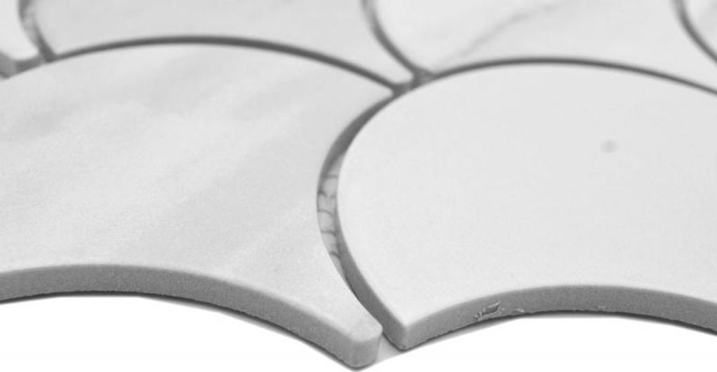 Handmuster Keramik Mosaik Fächer Cararra Fischschuppen weiß grau matt MOS13-FS0102_m