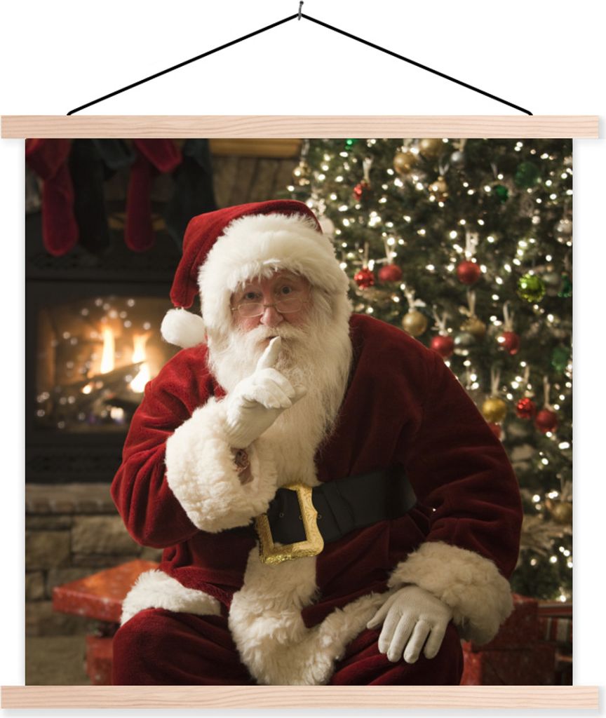 MuchoWow Textilposter Der Weihnachtsmann mit einem bunten Weihnachtsbaum im Hintergrund 60x60 cm mit holzfarbenen Rahmen - Wanddekoration