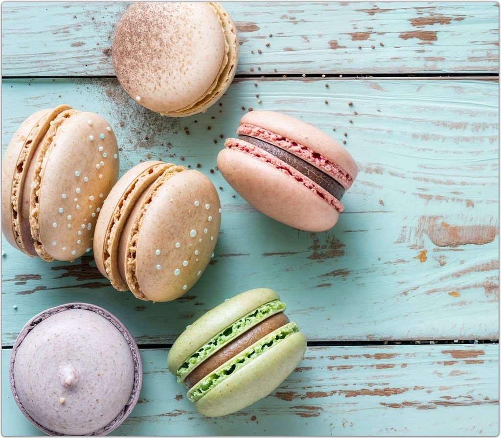 Spritzschutz Herdabdeckplatte Schneidebrett aus Glas Macarons auf Holz 1-Teilig (60x52cm)
