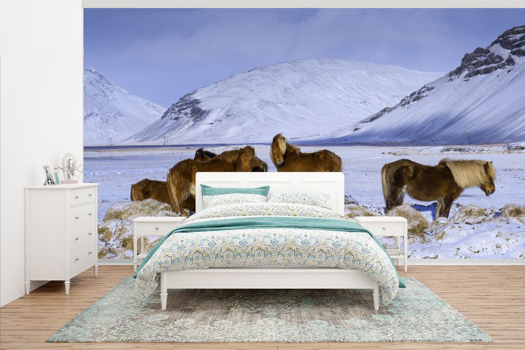 MuchoWow Fototapete für Wohnzimmer oder Schlafzimmer Wandtapete Vinyl Motivtapete Verschneite Berge mit Isländerpferden - 500x280 cm - Fototapeten