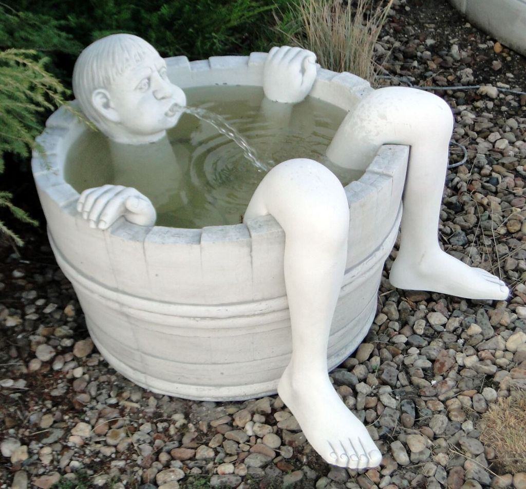 Casa Padrino Luxus Garten Deko Springbrunnen Weißgrau Ø 74 x H. 56 cm - Beton Gartenbrunnen - Stein Brunnen mit Wasserspeier Skulptur - Garten De...