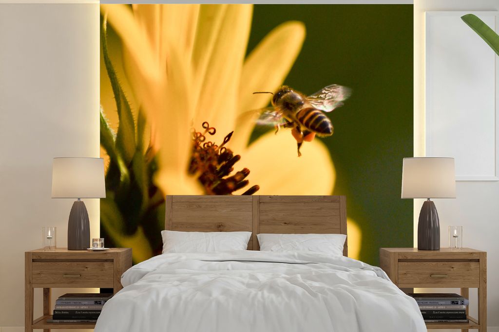 MuchoWow Fototapete für Wohnzimmer oder Schlafzimmer Wandtapete Vinyl Motivtapete Eine Sonnenblume mit einer fliegenden Biene - 260x260 cm - Pap...