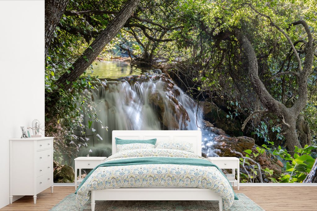 MuchoWow Fototapete für Wohnzimmer oder Schlafzimmer Wandtapete Vinyl Motivtapete Ein Wasserfall zwischen den Baumstämmen im Krka-Nationalpark ...