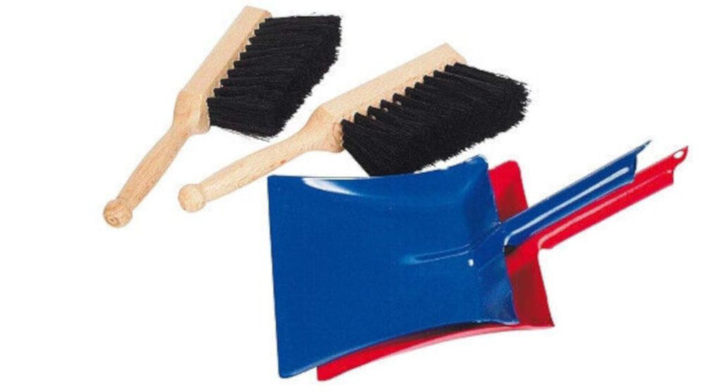 goki 15524 Kinderkehrschaufel & Handfeger, 2-teilig (Farbe zufällig, 1 Set)