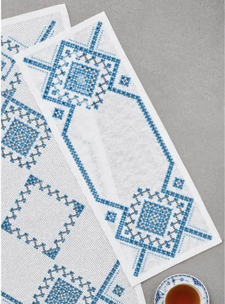 Décoration de Table DIY : Kit Broderie Hardanger Bleu Permin 27x69cm