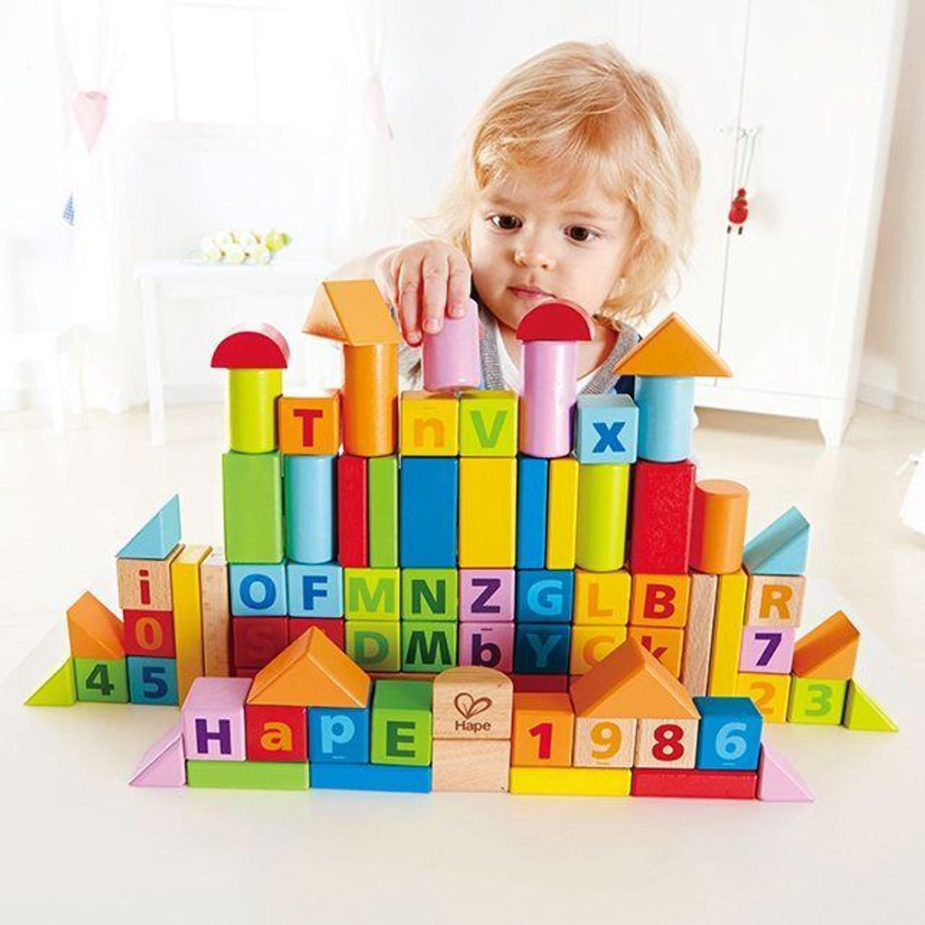 Hape Lernspielzeug Holzbausteine - 80 Stück - Zählen und Buchstabieren lernen