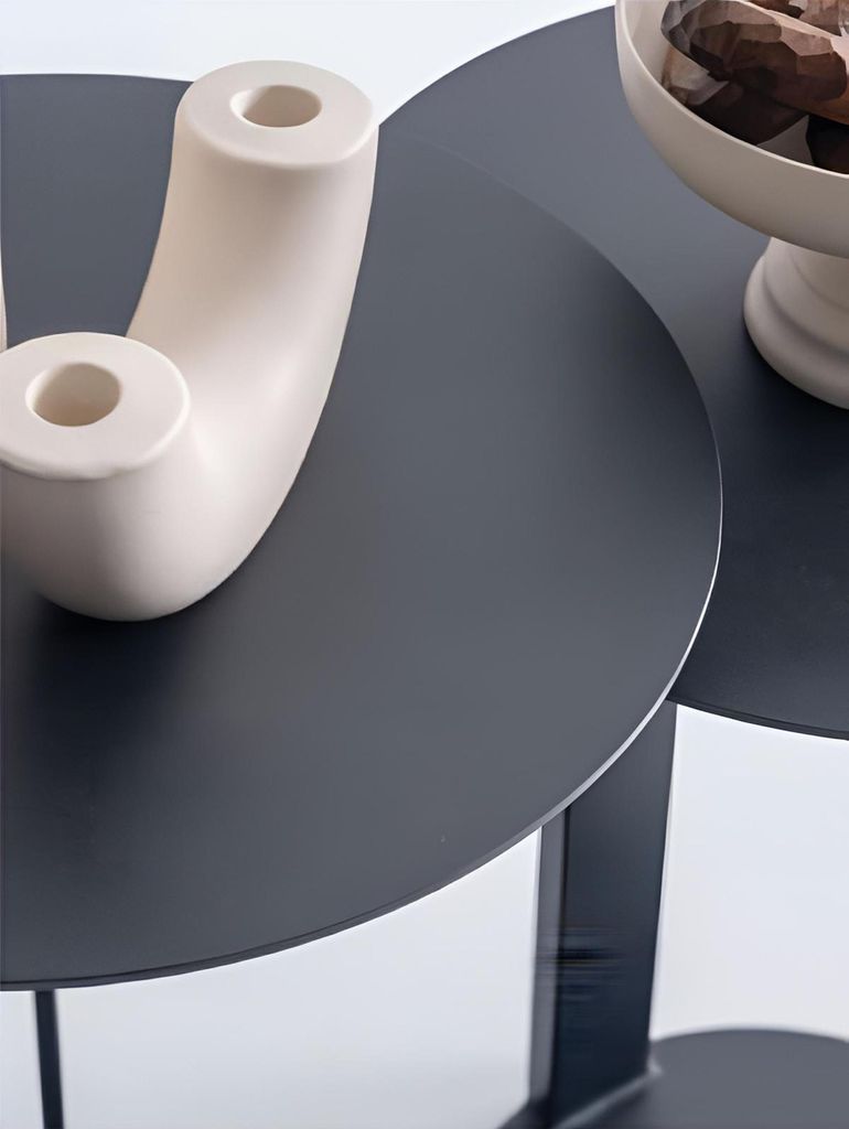 Moderner Beistelltisch mit runder Tischplatte und Metallgestell