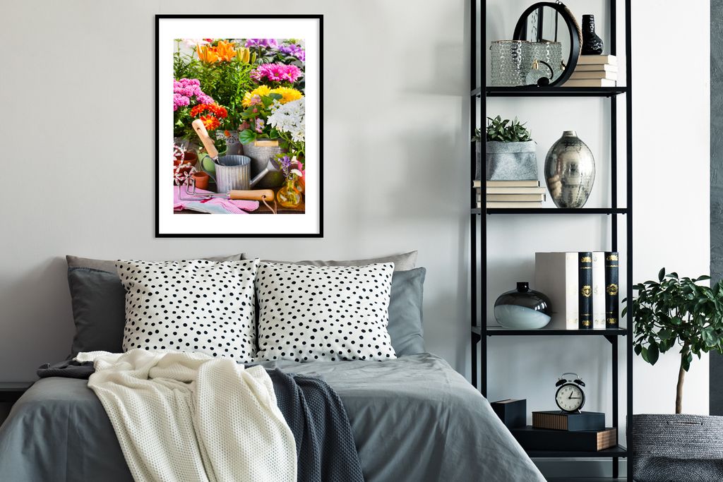MuchoWow MuchoWow Gerahmtes Poster Gartengeräte - Blumen - Frühling 60x80 cm - Poster mit zchwarzem Bilderrahmen - Wohnzimmer - Dekorationen ...