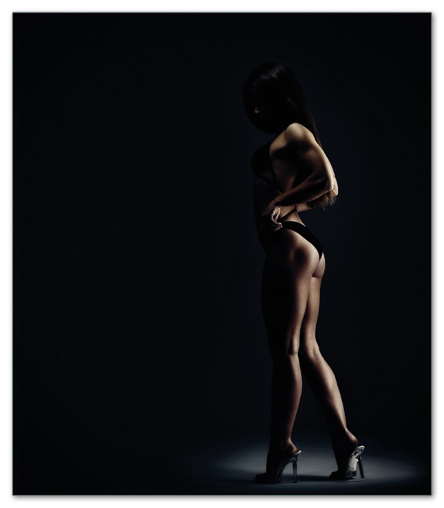 Wallario Herdabdeckplatte aus Glas, Größe 52 x 60 cm 1-teilig, Motiv Sexy Frau im Dunkeln - Schatten, Silhouetten, Muskeln
