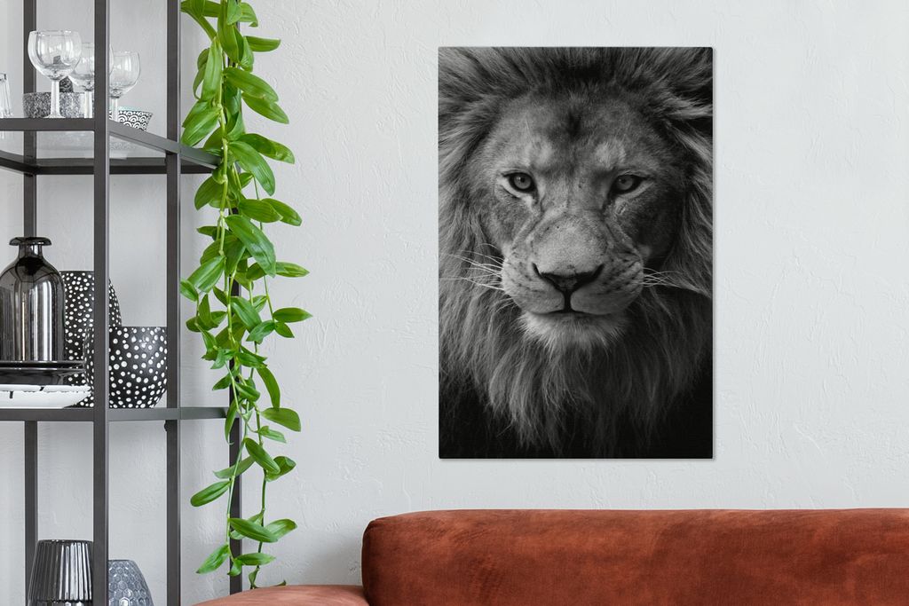 MuchoWow - Leinwandbilder - Porträt eines afrikanischen Löwen - schwarz und weiß, Wandbild, Wanddeko Bilder Wohnzimmer, 60x90 cm