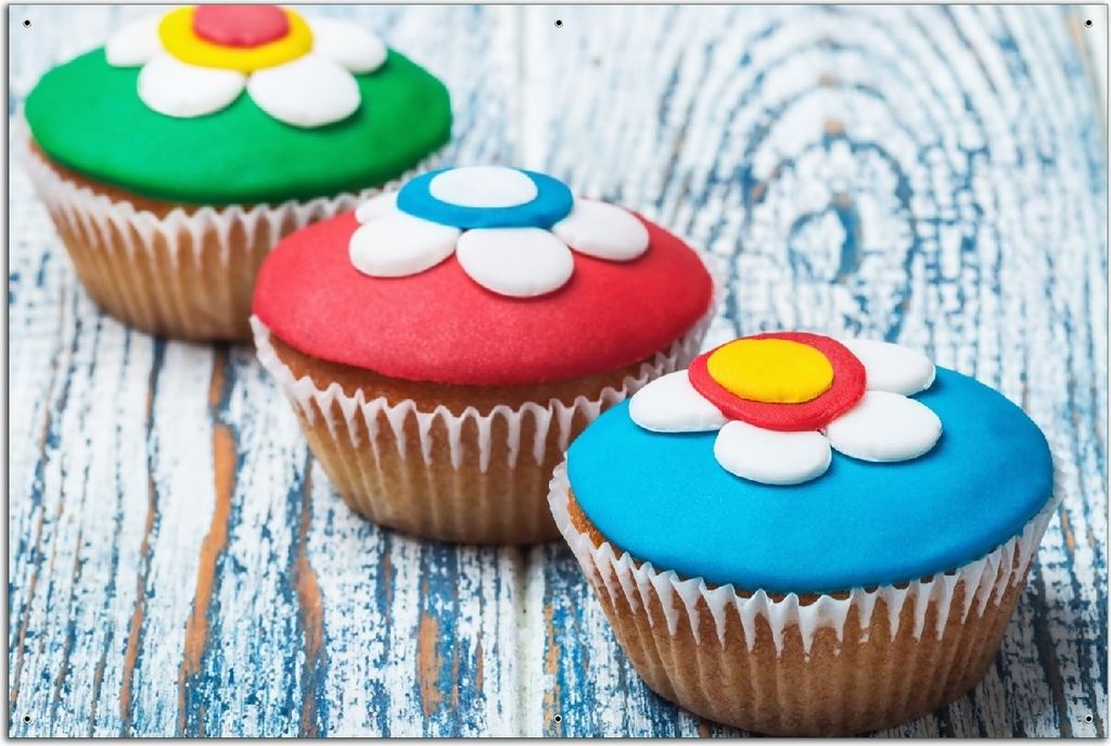 Wallario Outdoor-Poster für Garten oder Balkon, Motiv Bunte Muffins - alter Holztisch - Stillleben, in ca. 61 x 91,50 cm