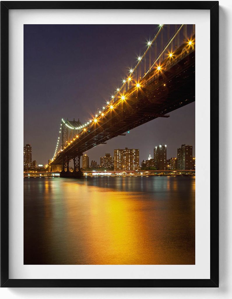 Die beleuchtete Brooklyn Bridge in New York– Wandbild mit Rahmen – Gerahmtes Bild – Wanddekoration – 60x80 cm – Schwarz Rahmen